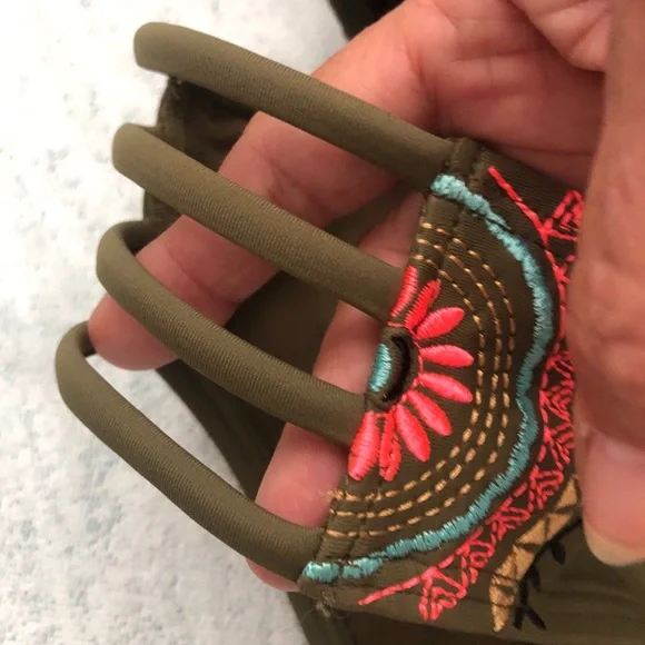 Sporty Green Bikini with Tribal Trim - Picture 5 of 5